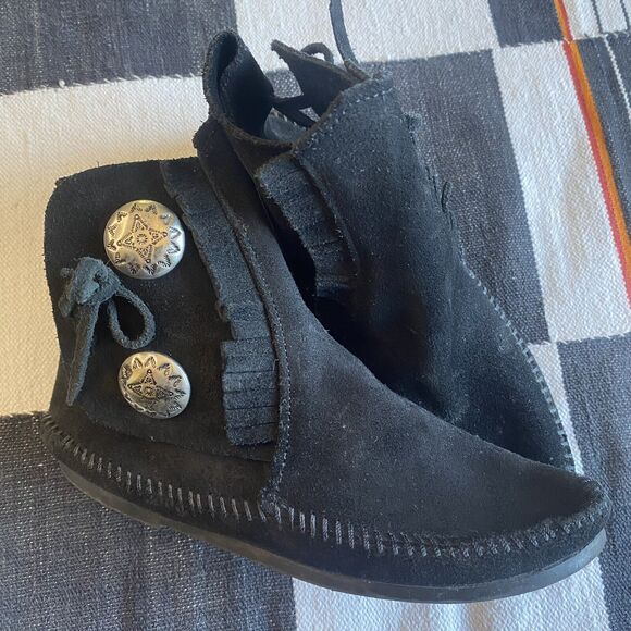 Vintage Minnetonka Moccasin Black Suede Ankle Boots. Conchos & Suede Tie. Size 6 - Picture 8 of 10
